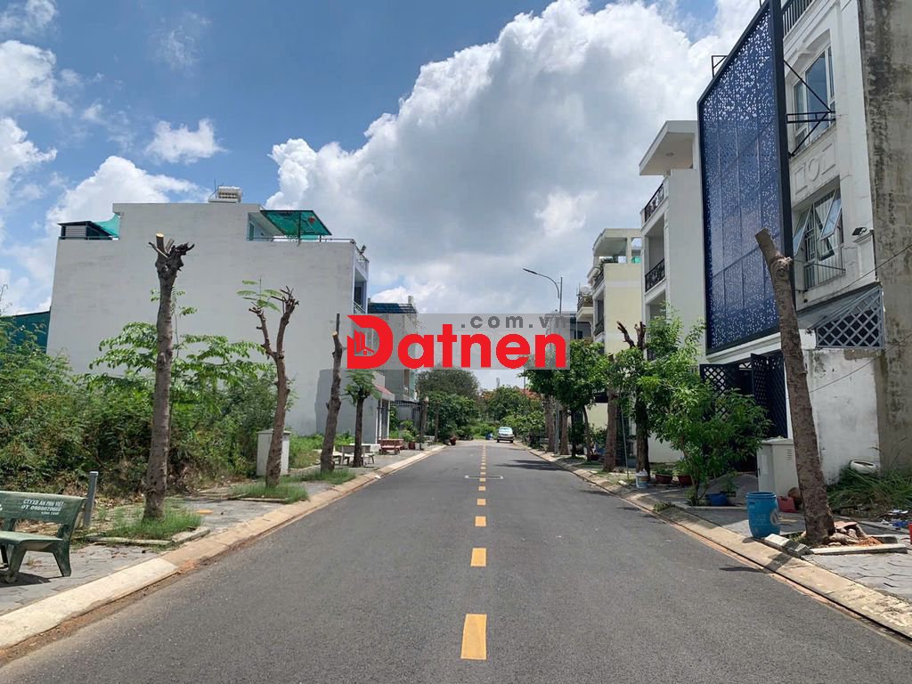 Bán rẻ lô đất The Seasons ngay Lotte giá 4.7 tỷ. DT 5x20. Sổ sẵn