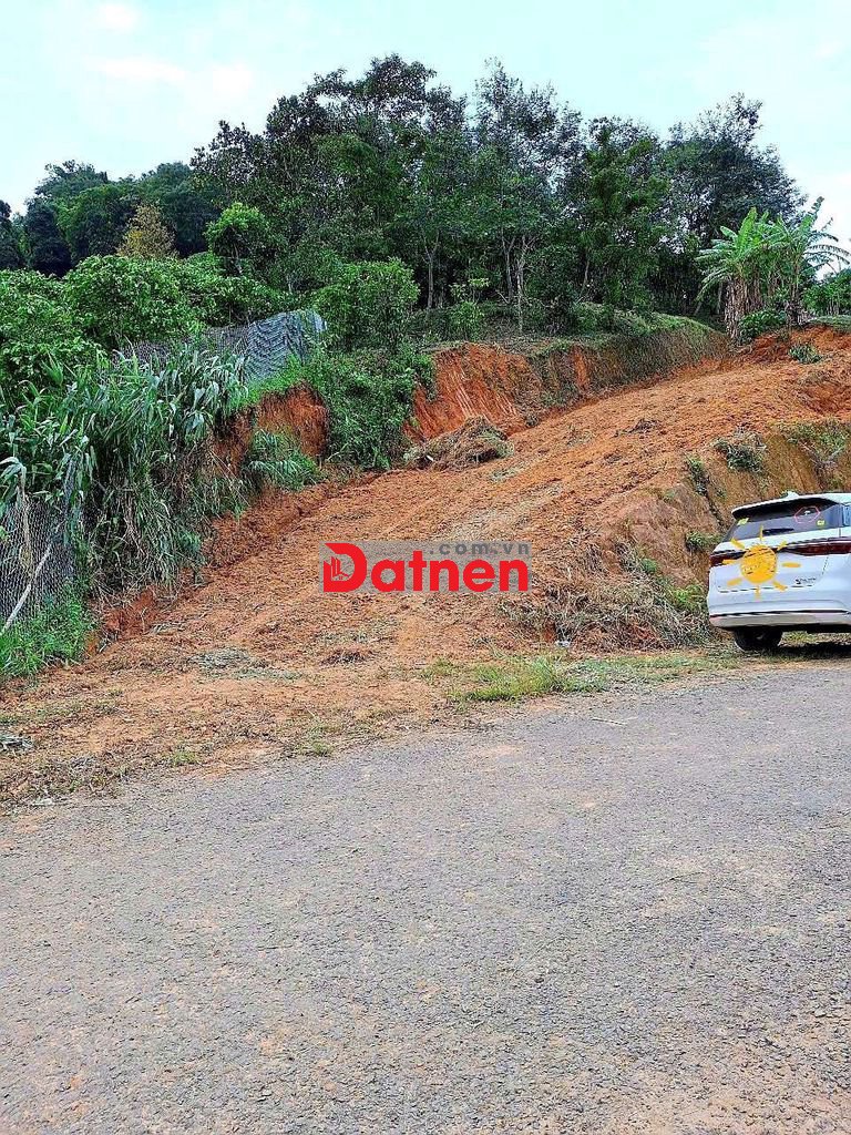 Đất rẻ, view đẹp, mặt tiền dài, ô tô vào tận đất, gần suối