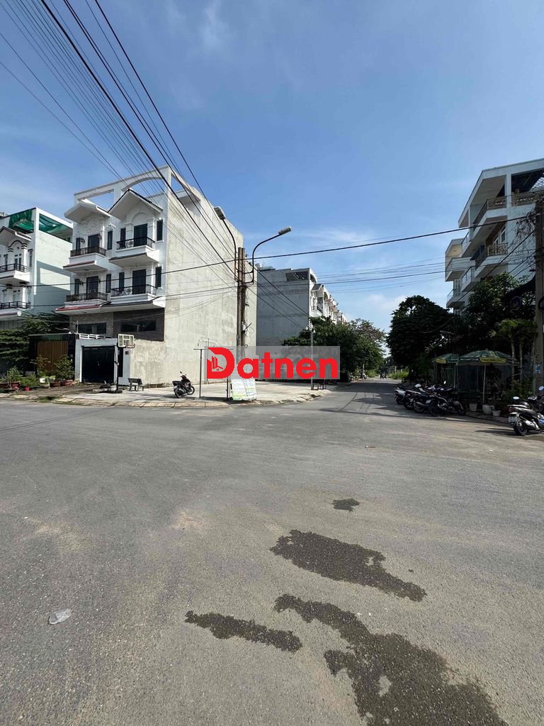 Cần Bán . đất lô Góc . Lô nhì Đ Lê Bôi .P7 Q8 .DT 8x20