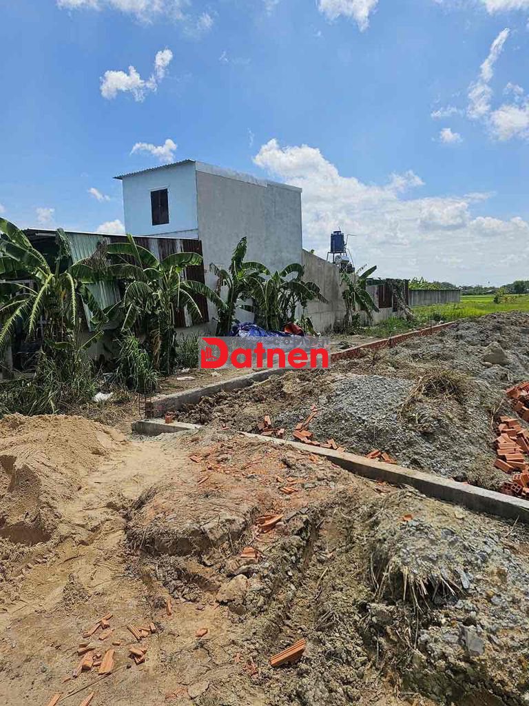 đất mặt tiền đường trung lập