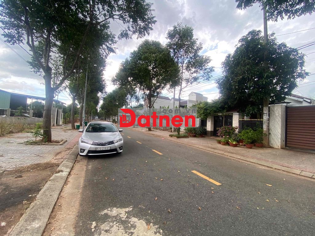 Mặt tiền đường vỉa hè - cây xanh