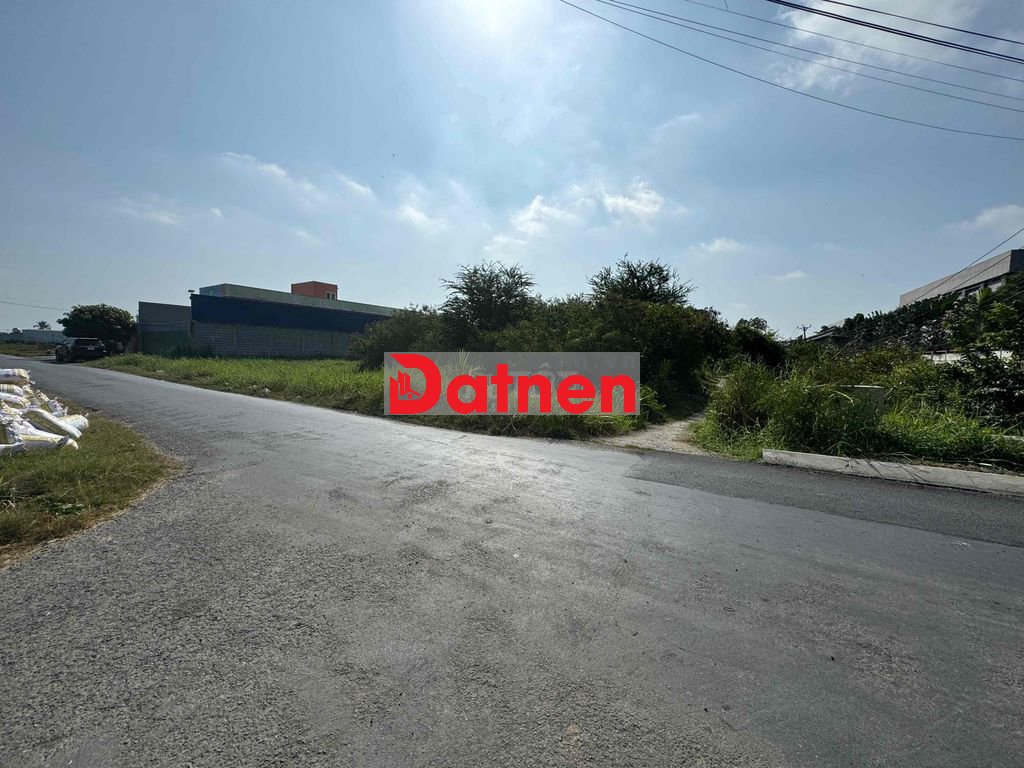 Nền mặt tiền đường 10 tấn sát bên công ty Việt Long Hưng .