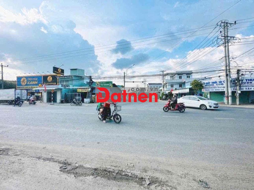 chủ cần tiền bán gấp đất thổ cư ; mặt tiền 835 b