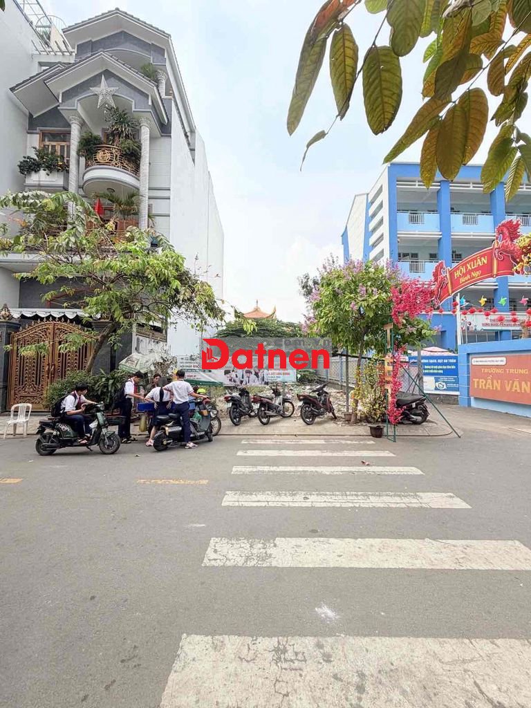 Hẻm nhựa ô tô 8m, vĩ hè 1.5m mỗi bên. Lô đất đẹp, vuông A4. Con hẻm to