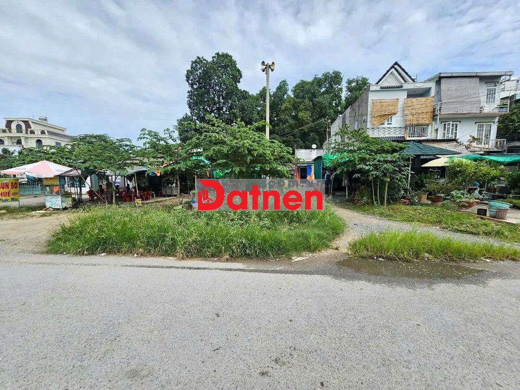 Đất đẹp 371m mặt tiền đường Ống Nước đối diện cổng chung cư đang xây