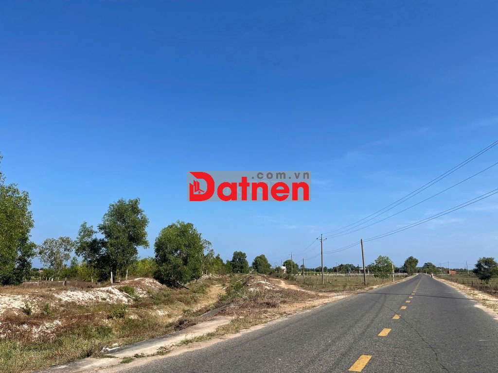 Bán 10m x 62m đất mặt tiền Lê Quang Định - LaGi giá ngộp 300 triệu/m