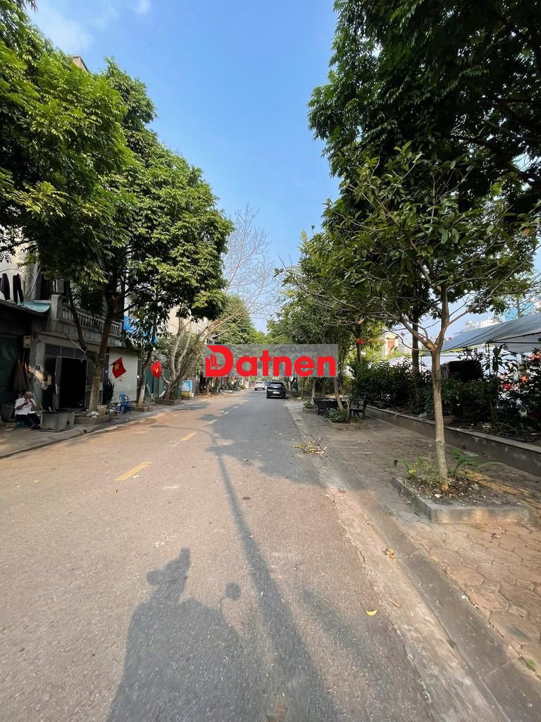 Bán đất tặng nhà tái định cư giang biên, 40m2 lô góc đẹp