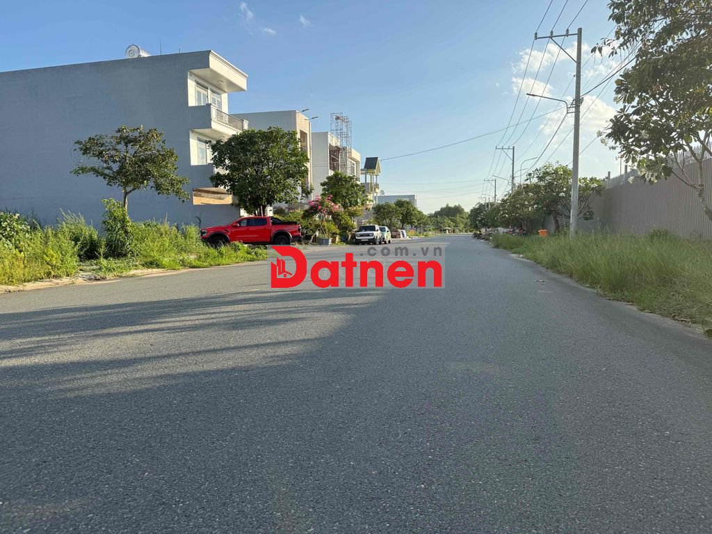 Đất góc 2 mặt tiền đảo kim cương long thuận vô 50 m đường to thoáng