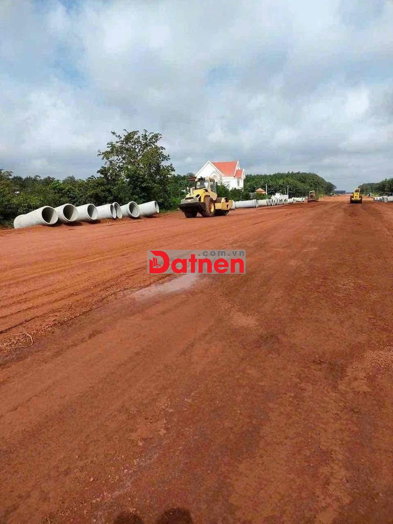 em cần bán đất mặt tiền đường xuyên tâm 32m đang lên nhựa gần KCN