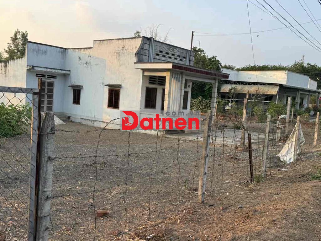 Bán nhà & đất mặt tiền đường nhựa