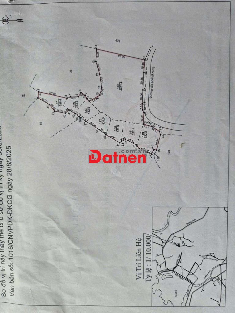 Đất diện tích lớn có suối
