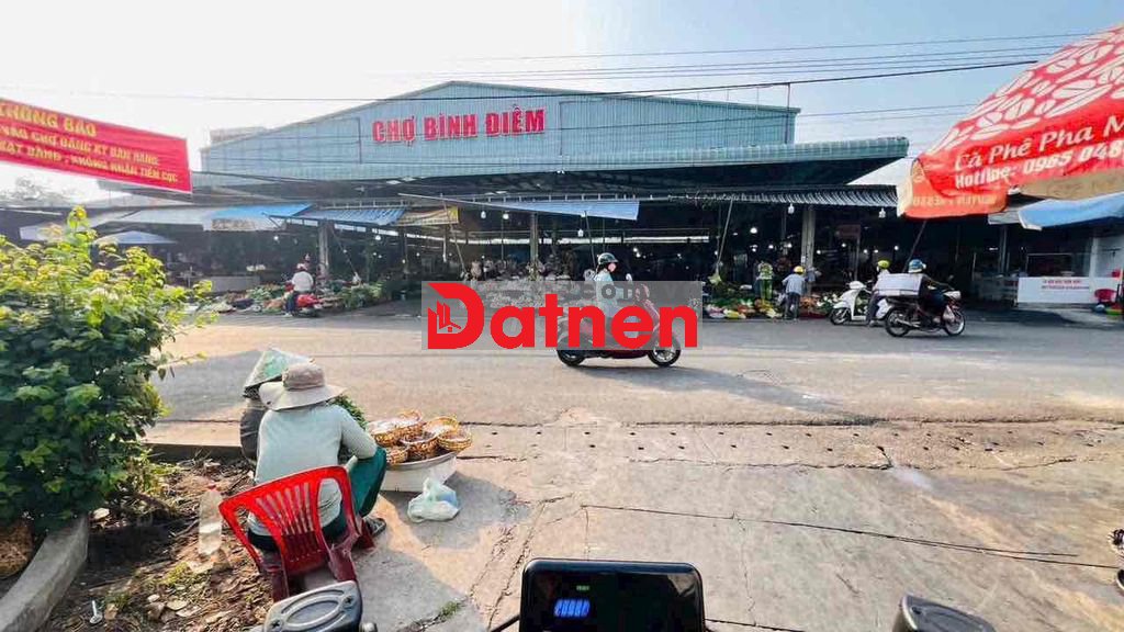 BÁN ĐẤT ĐỐI DIỆN CỔNG CHỢ PHÚ HOÀ Cách chợ đúng 20m.bước mấy bước chân
