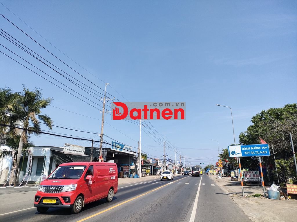 Bán 600m2 đất thổ cư mặt tiền Quốc lộ 20, gần trạm dừng chân
