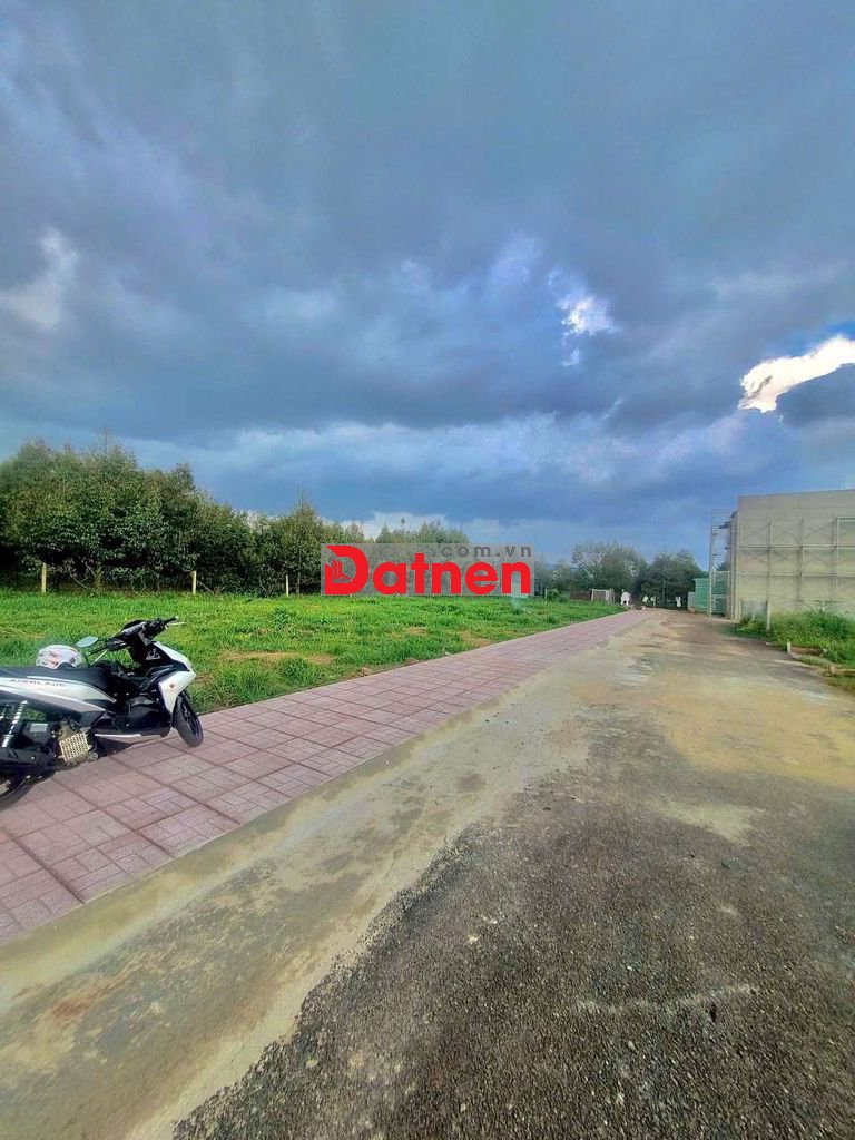 Nền mặt tiền nhựa có vỉa hè ngay trung tâm Long Khánh