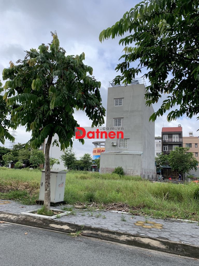 Bán gấp lô đất The Seasons ngay Lotte giá 4.950 tỷ. DT 5x20. Sổ sẵn