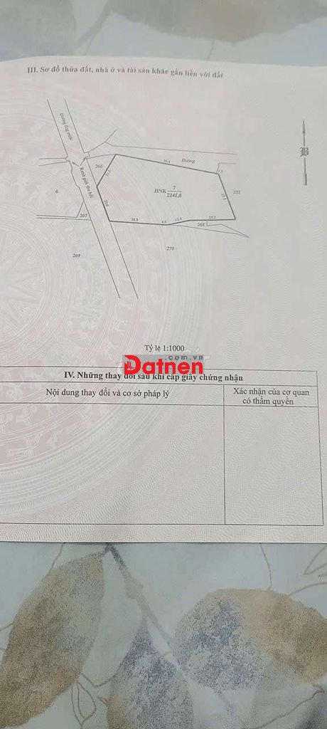 Đất mặt tiền có nhà có điện nước, giếng bom nước tường thành cao