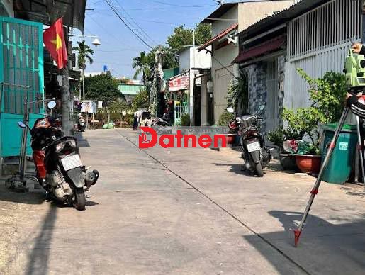 Chính chủ bán đất sổ đỏ, DT 100m2, cách UBND p.ĐHT q.12 200m