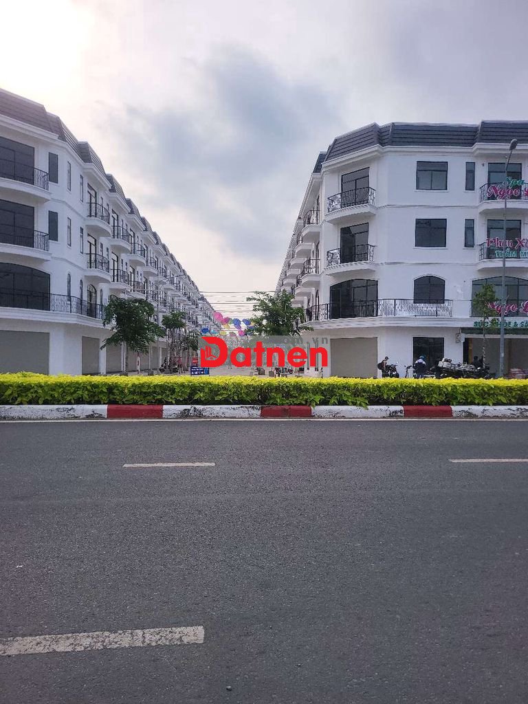 Mặt tiền Quãng Trường Hùng Vương sát Aeon